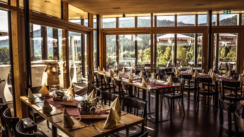 Die Schwarzwaldklinik - Die nächste Generation : Tannenhof, restaurant of Herbert Schwarz; exteriors