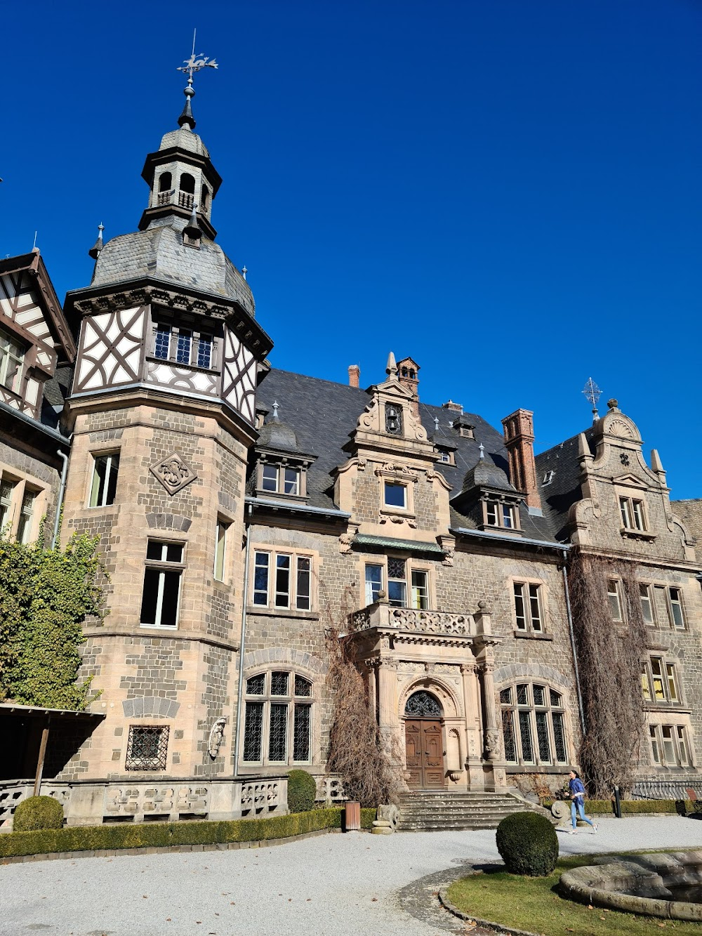 Die verlorene Tochter : Outside views of the castle