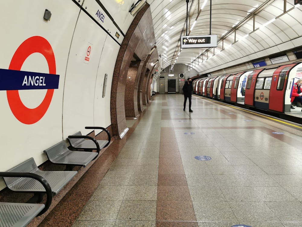 The Other Man : Tube station from which Peter exits to to to Lisa Carentis Boutique