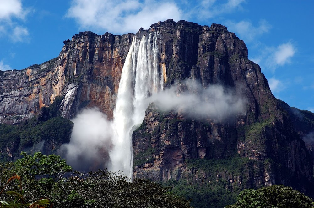 A los pies de Canaima : A los pies de Canaima