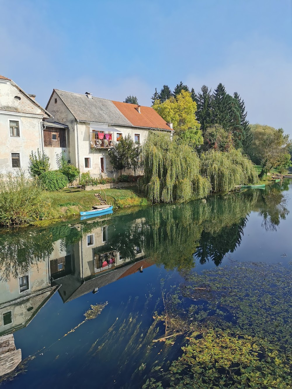 Vesolje med nami (The space among us) : The village of granny Gizela where the river Krka flows