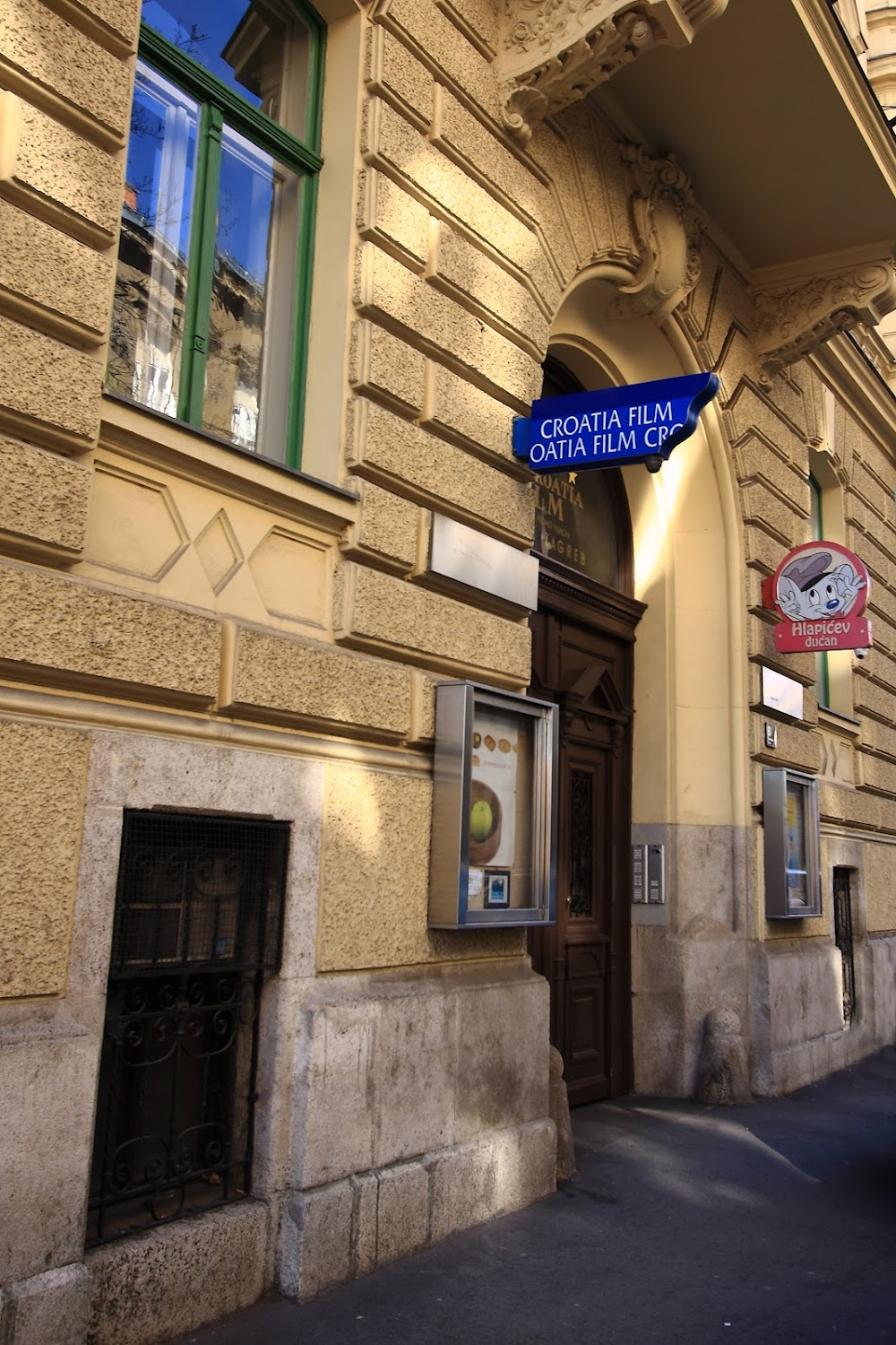 Dnevnik velikog Perice : Fulir's apartment building, interior, street exterior