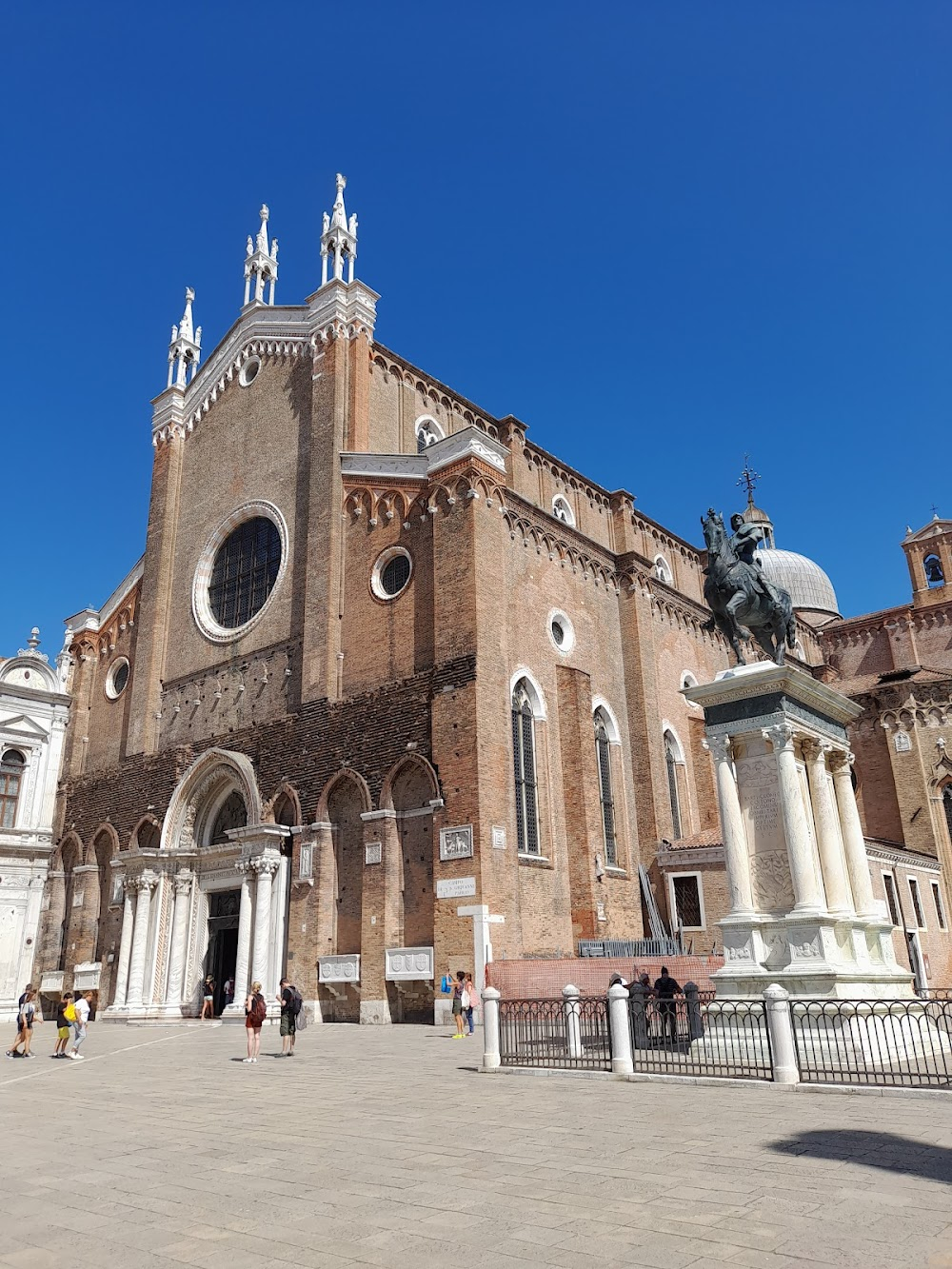 Don't Look Now : Basilica SS. Giovani e Paolo, where Laura lights the candles