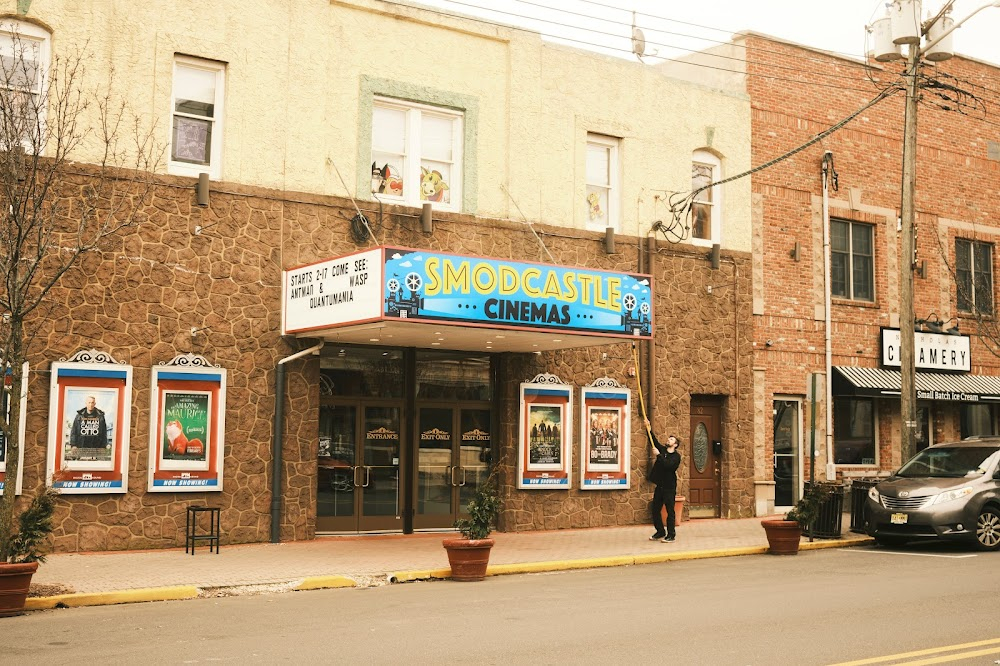 Down the Shore : movie theater scene