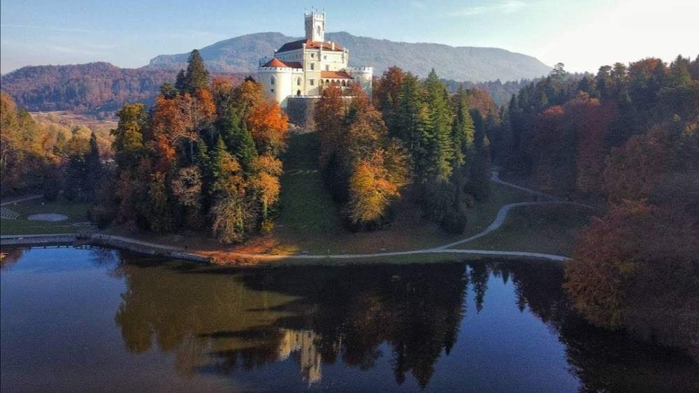 Dracula : Dracula's castle in long shots