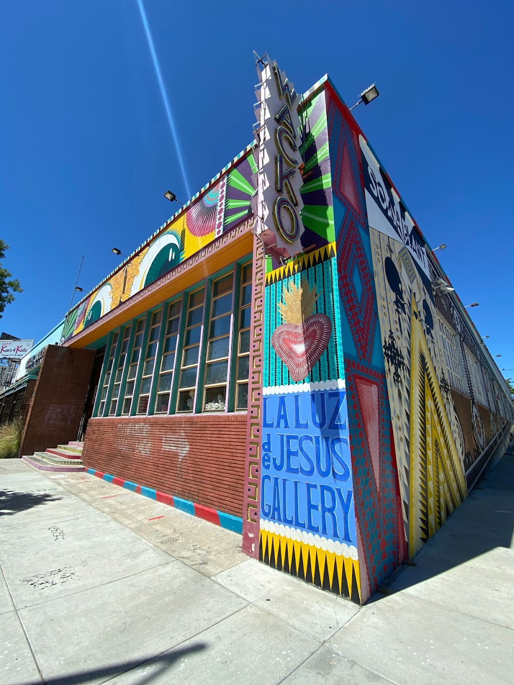 L.A. Takedown : Lillian and Vincent argue in street after incident in club, passing in front of La Luz de Jesus Gallery.