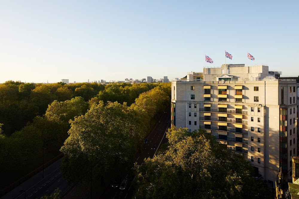 Armed and Extremely Dangerous : Hotel externals