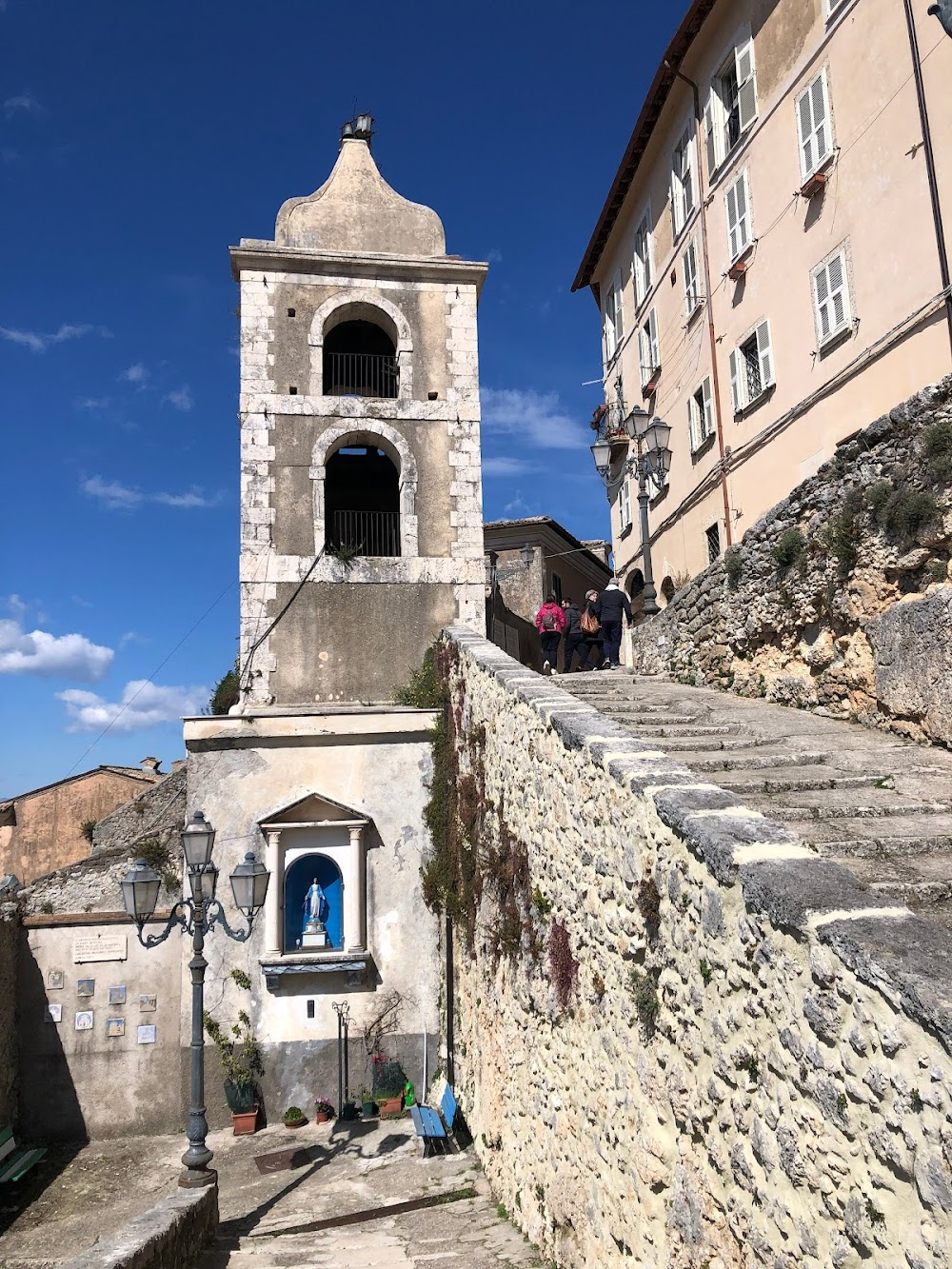 ...E si salvò solo l'aretino Pietro con una mano avanti e l'altra dietro : 