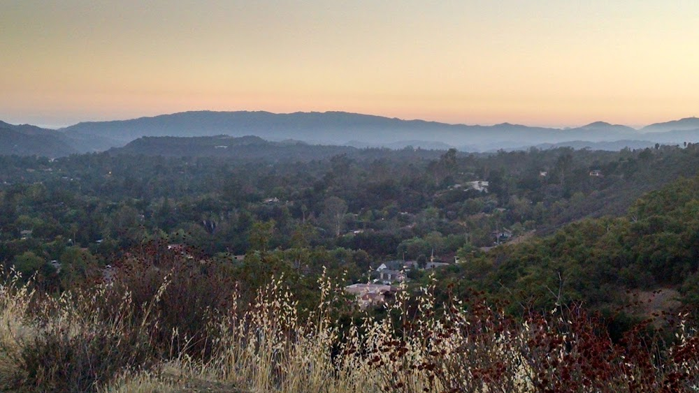 Easy A : Olive and Rhiannon overlooking the town