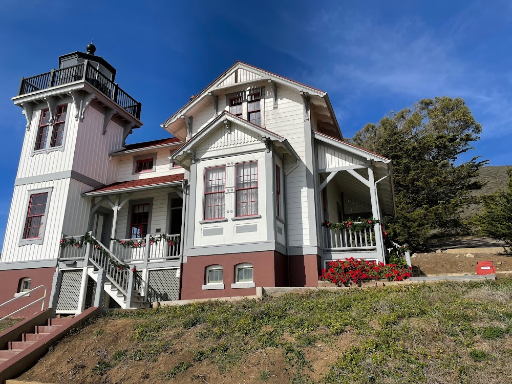 Edgar Allan Poe's Lighthouse Keeper : lighthouse and beach scenes