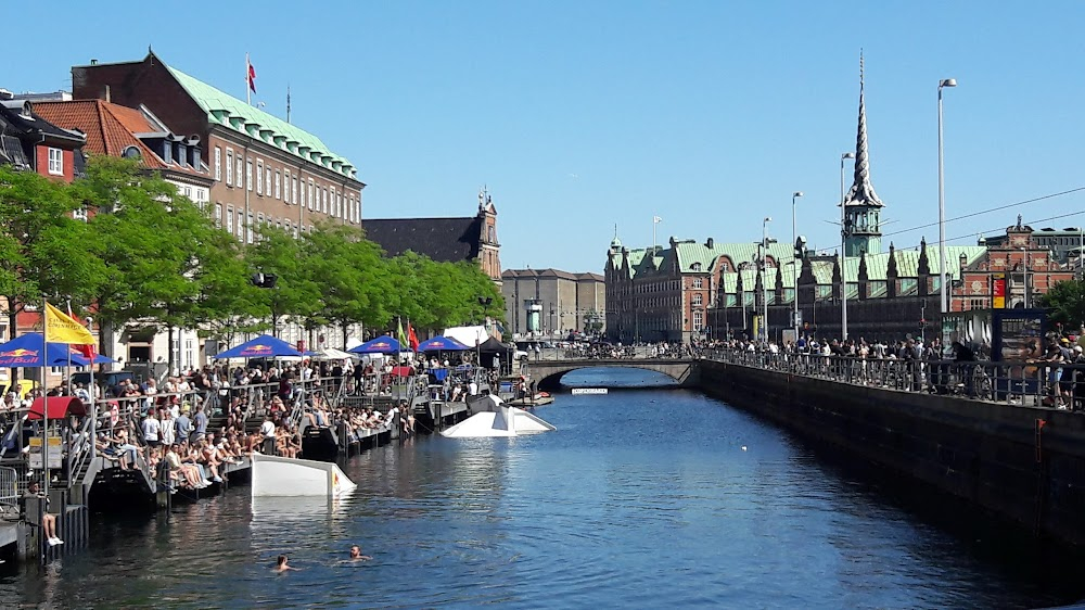 Efter brylluppet : Jorgen and Jacob by the canal