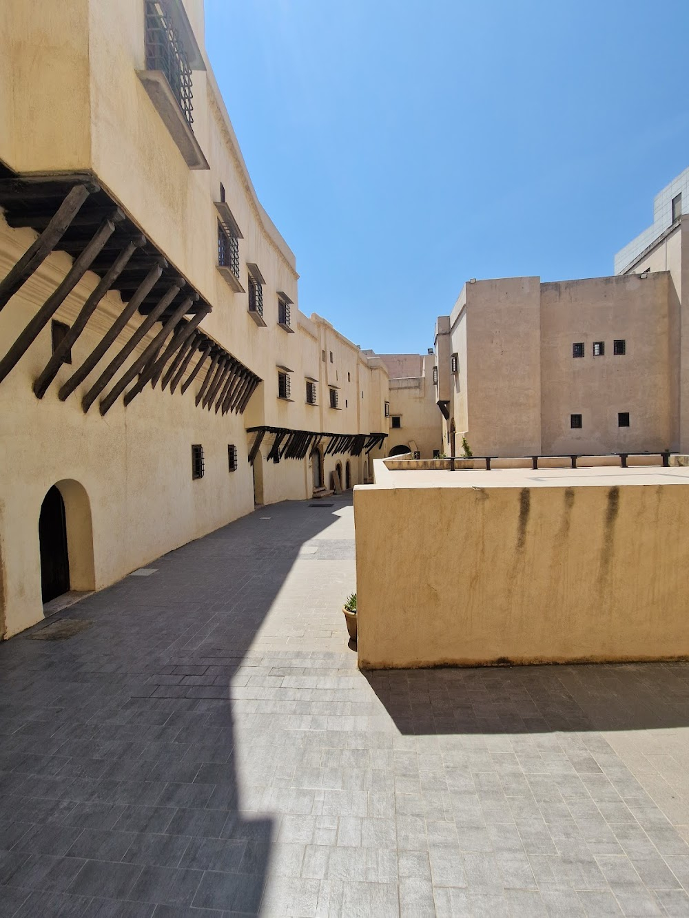 El akhira : Queen's palace