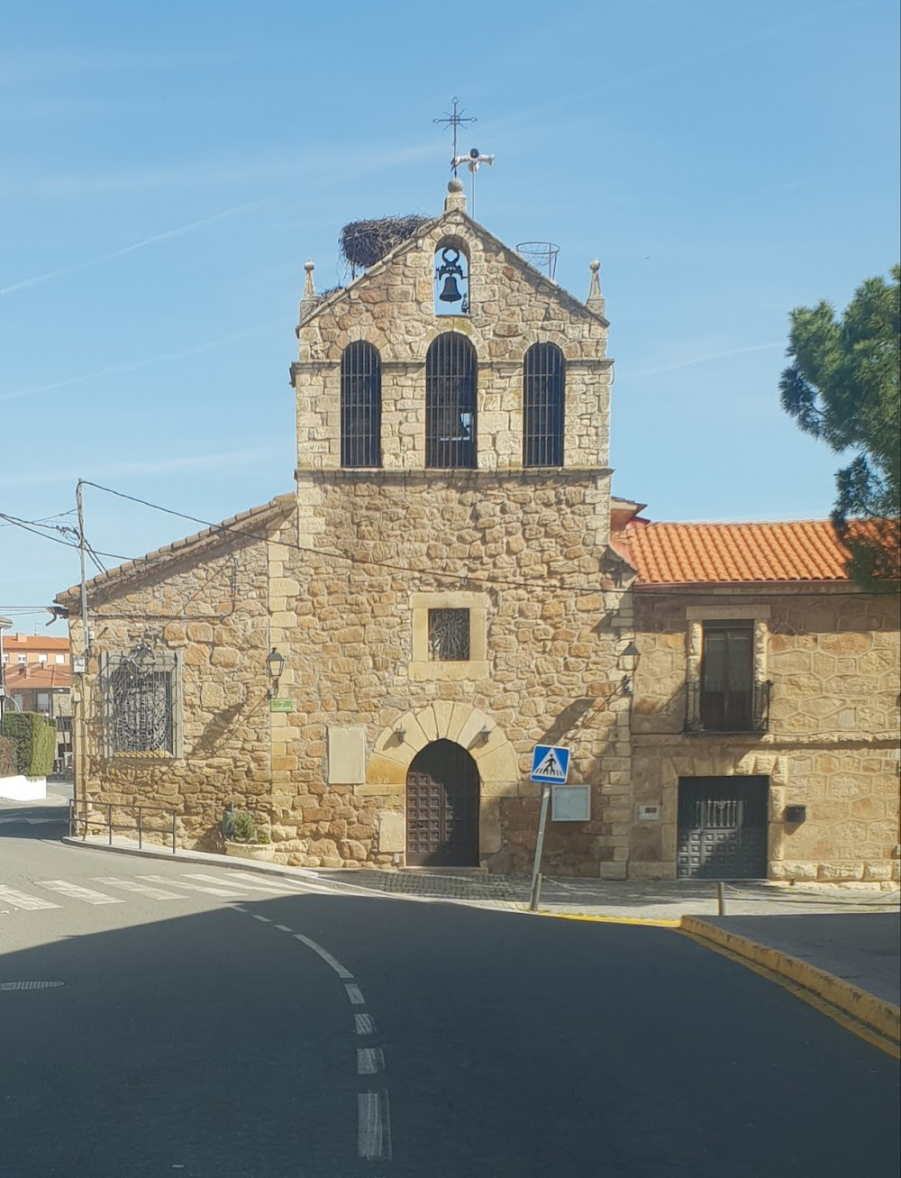 El ataque de los muertos sin ojos : Church and town exterior scenes