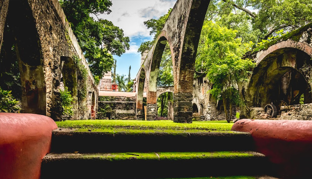 El ciclón : the hacienda of the Ayala family