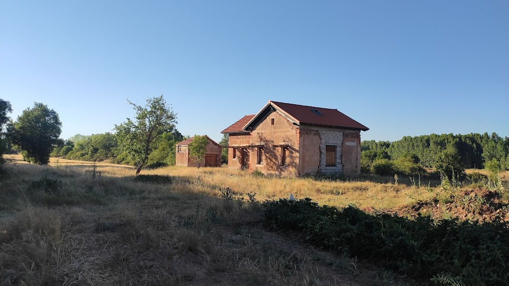 El milagro de P. Tinto : Train station and house exteriors