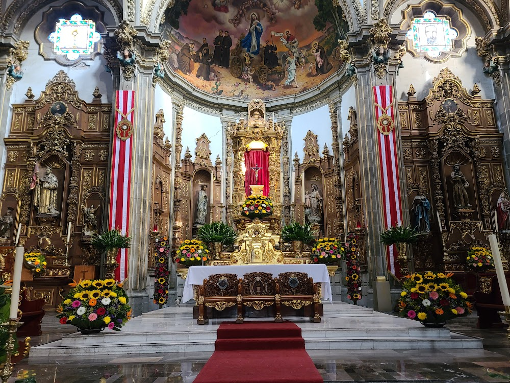 Él : church where Don Francisco meets Gloria