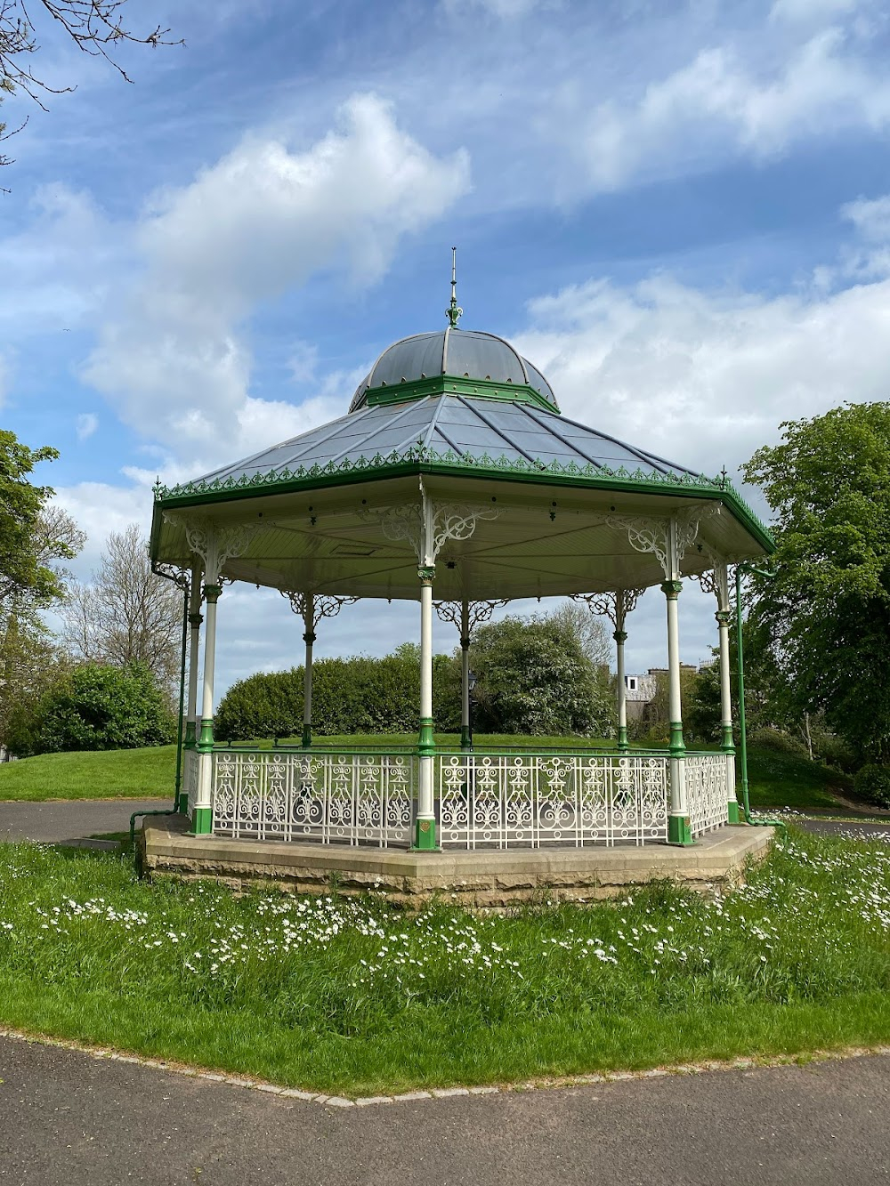 Elizabeth Is Missing : Bandstand