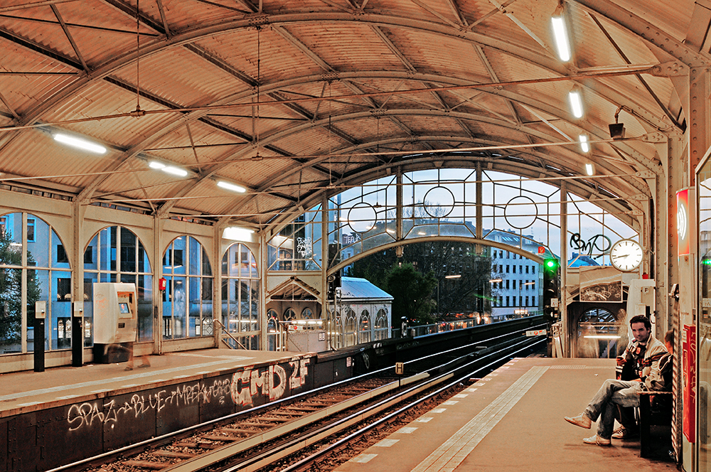 Emil and the Detectives : U-Bahn station where the boys observe the thief at the hotel