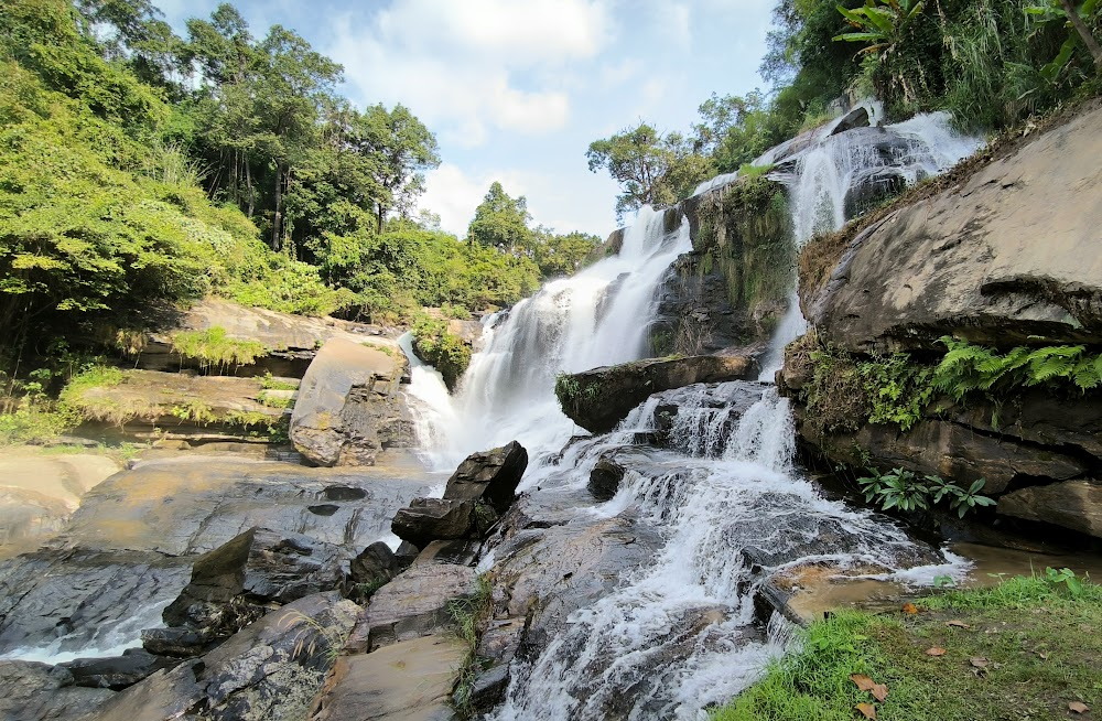 Emmanuelle : Emmanuelle and Bee at the waterfall