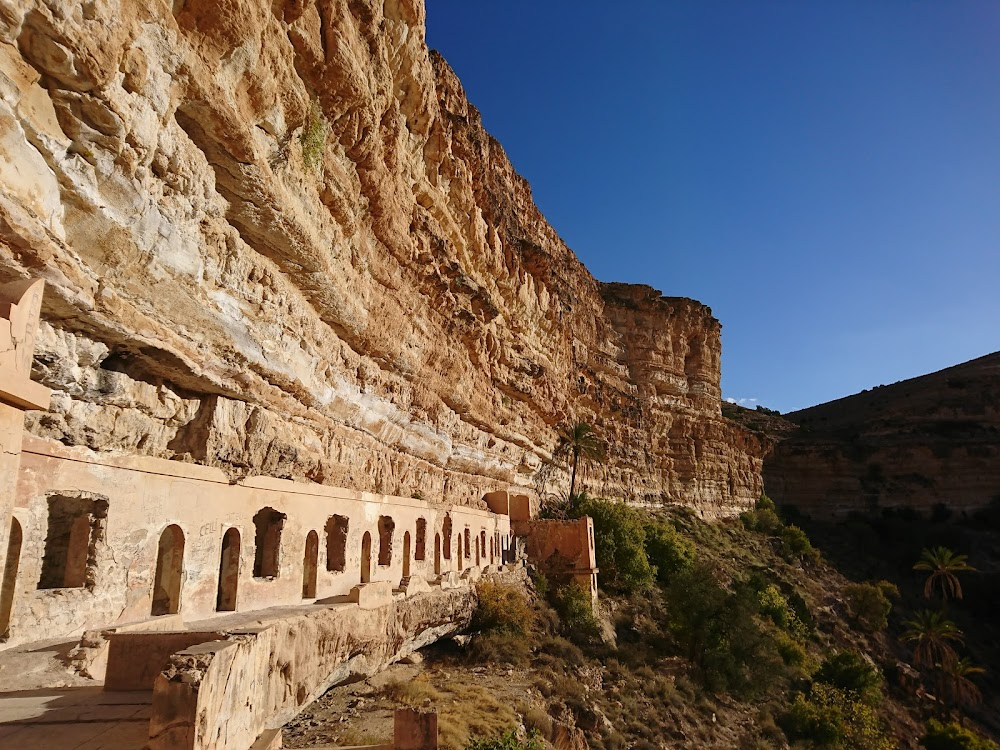 En attendant les hirondelles : village where Djalil and Aïcha stop at hotel and wander in the canyon