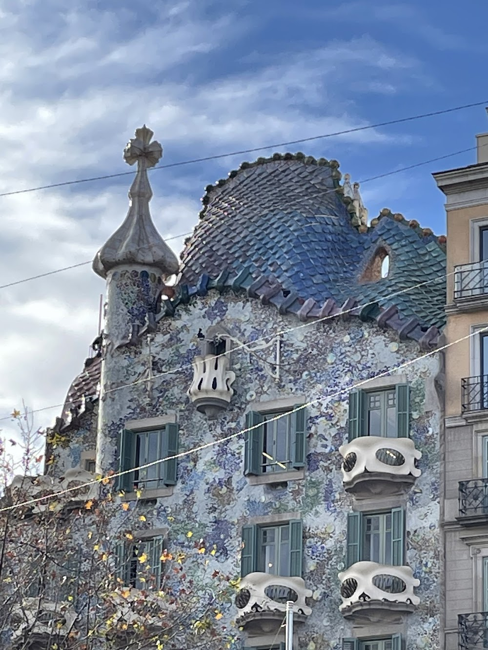 Antoni Gaudí, le dernier bâtisseur : exterior views