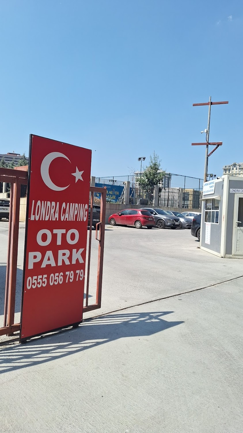 En Büyük Yumruk : Facade of the building, and opening action scene at the TIR parking.