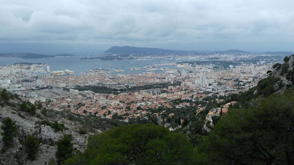 En haut des marches : vantage point over the city