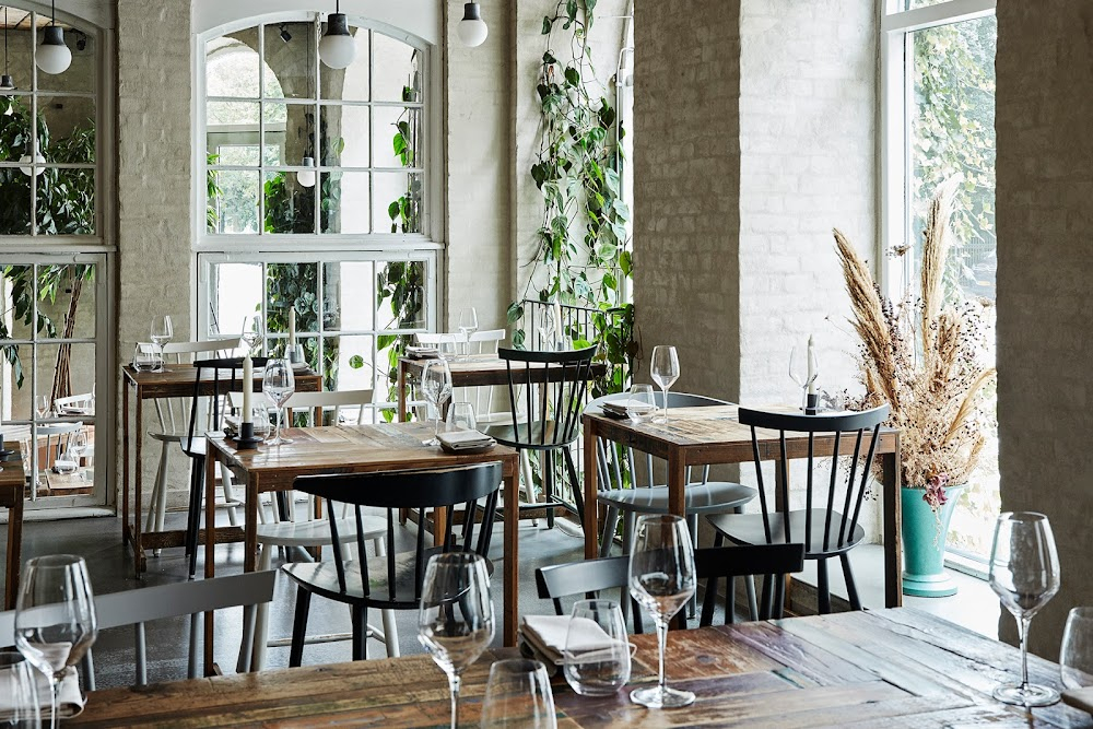 En kærlighedshistorie : café interior with red couches