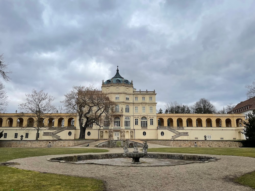 Jezerní královna : Castle