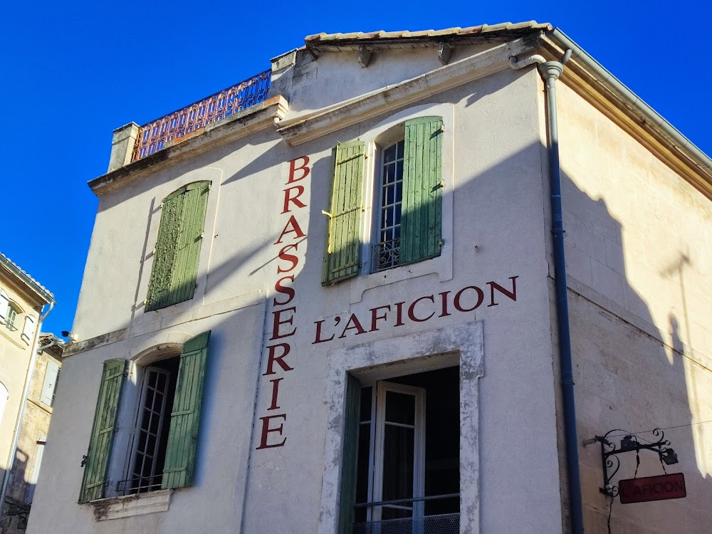 Erratum : Florence walks past the brasserie on her way to the amphitheatre