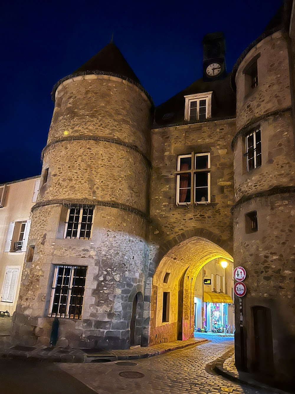 Espace détente : scene of the motor-home running into the town hall front