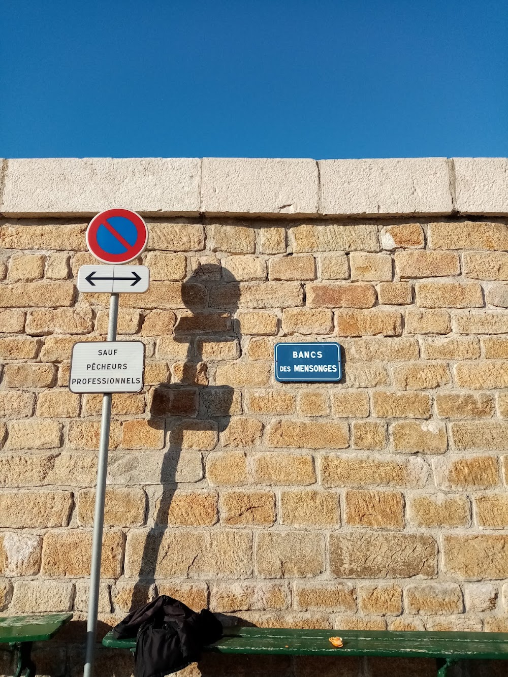 Et Dieu... créa la femme : sea wall and sea steps