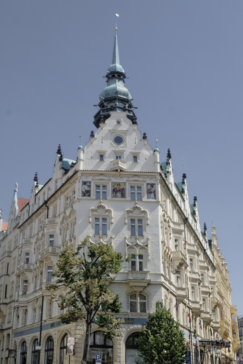 EuroTrip : football hooligans chasing 'frog' in front of Grand Hotel Bohemia