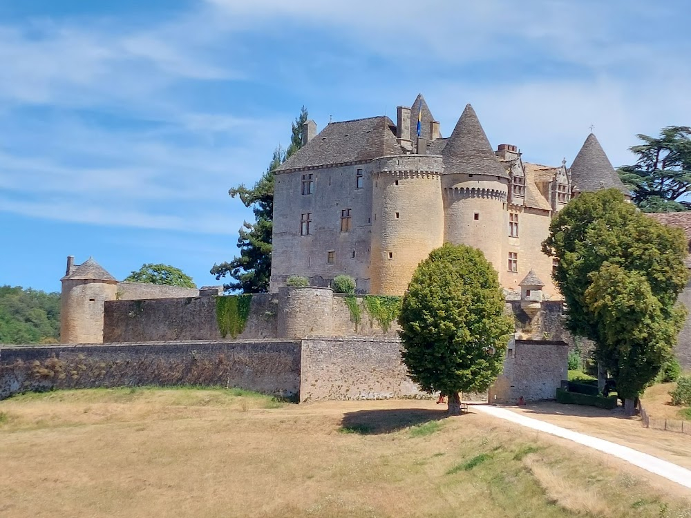 Le vice et la vertu : Exteriors and the gardens surrounding the castle.