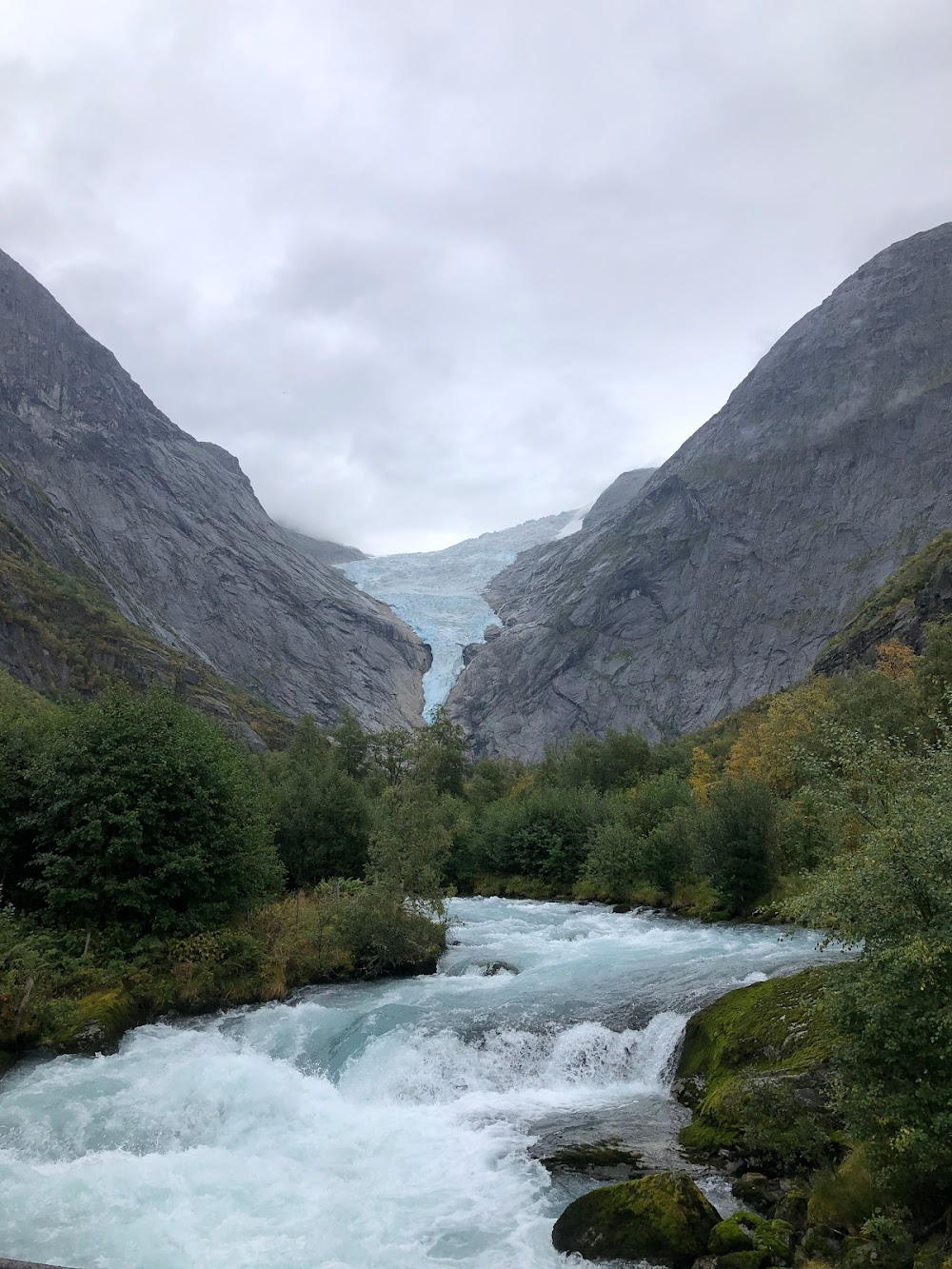 Ex Machina : vertical panning shot before waterfall hike