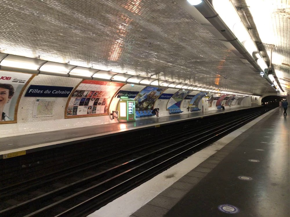 Fais de beaux rêves : Elise takes the subway