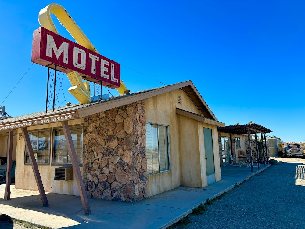 Mile 19 : Motel and Diner Scene