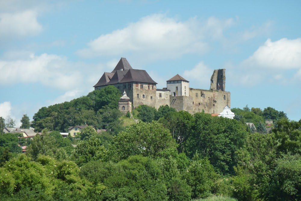 Faust : town streets, church exteriors