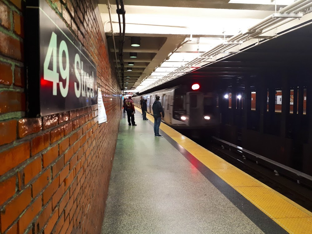 Félix et Meira : Félix and Meira go out of a subway station