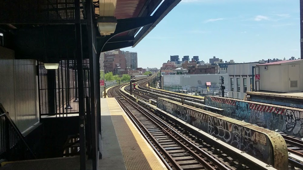 Félix et Meira : arrival of Meira's husband in Brooklyn