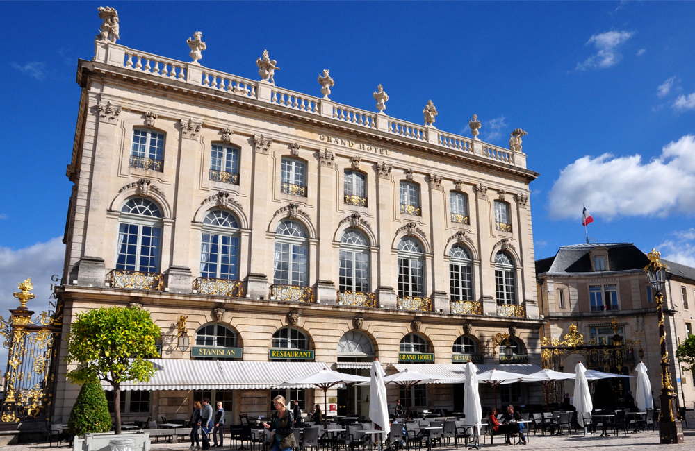 Filles de joie : hotel interiors