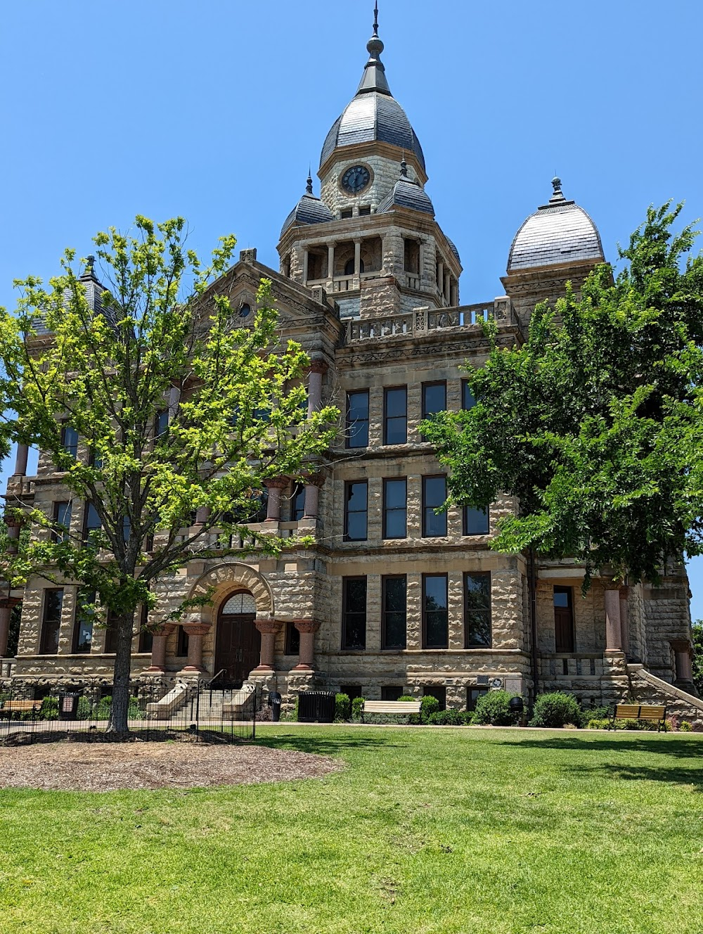 Finding North : looking for the goldfish store, the old courthouse is seen in several shots