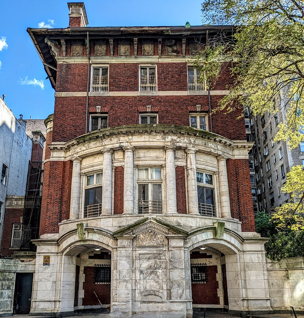 Fitzwilly : Woodworth Mansion exterior