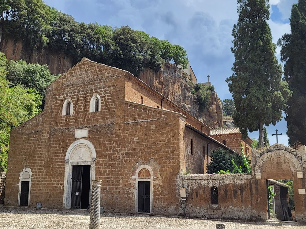 Flavia, la monaca musulmana : exteriors: church gate