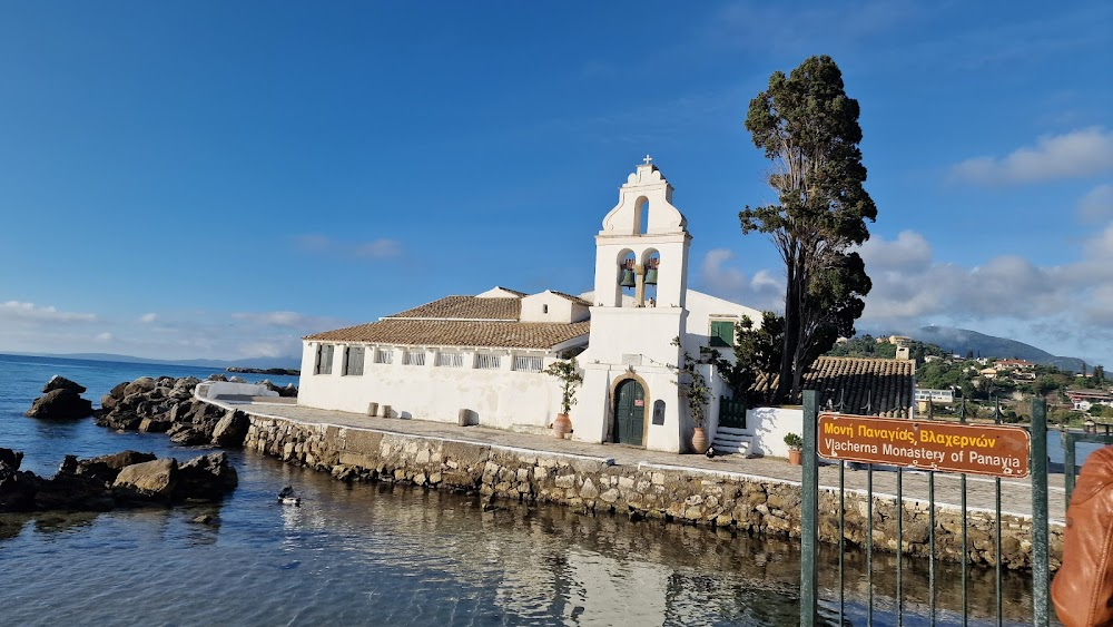 For Your Eyes Only : Melina arrives in Corfu on boat