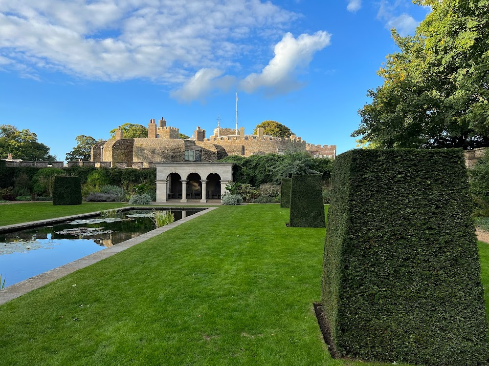 Fortress Britain : Base used by the main presenter