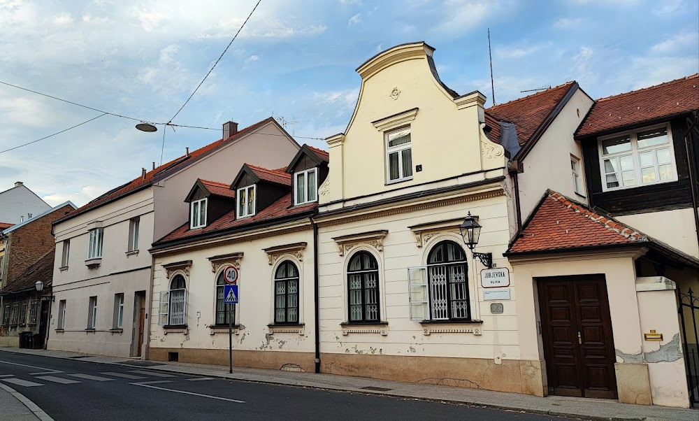 Fortunes of War : Street in Bucharest, exterior scenes