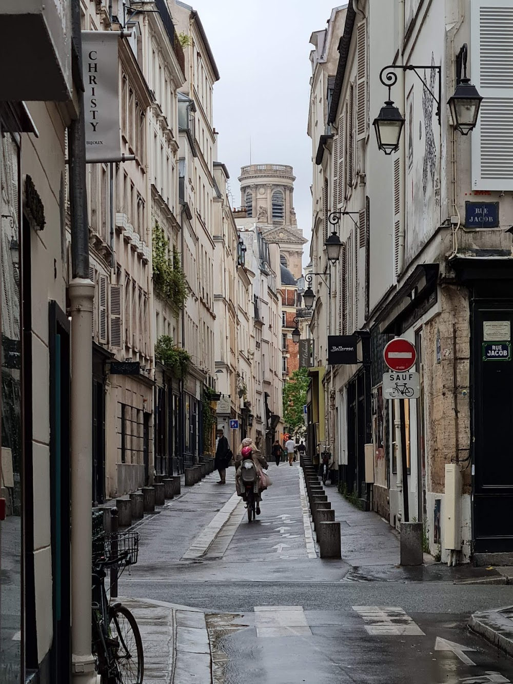 Francofonia : drone shot of narrow street