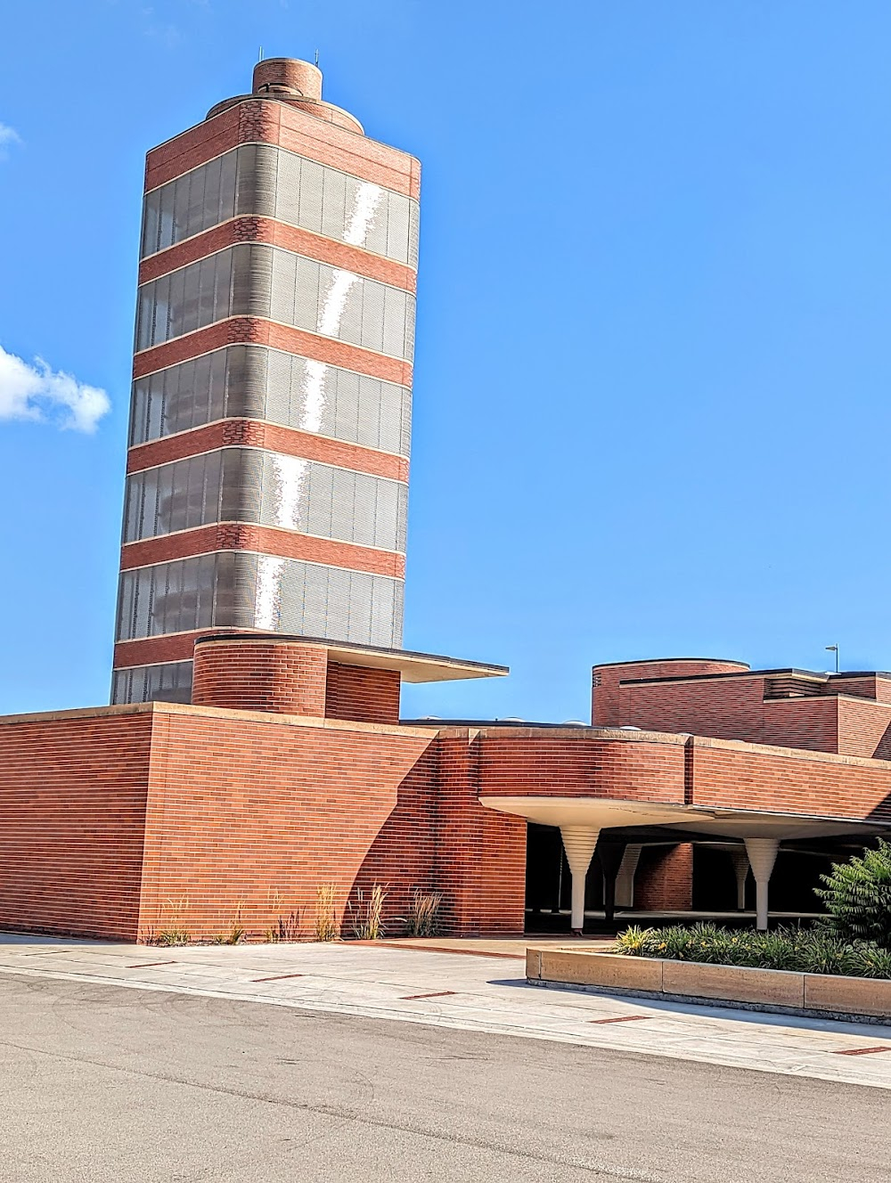 Frank Lloyd Wright: The Man Who Built America : 