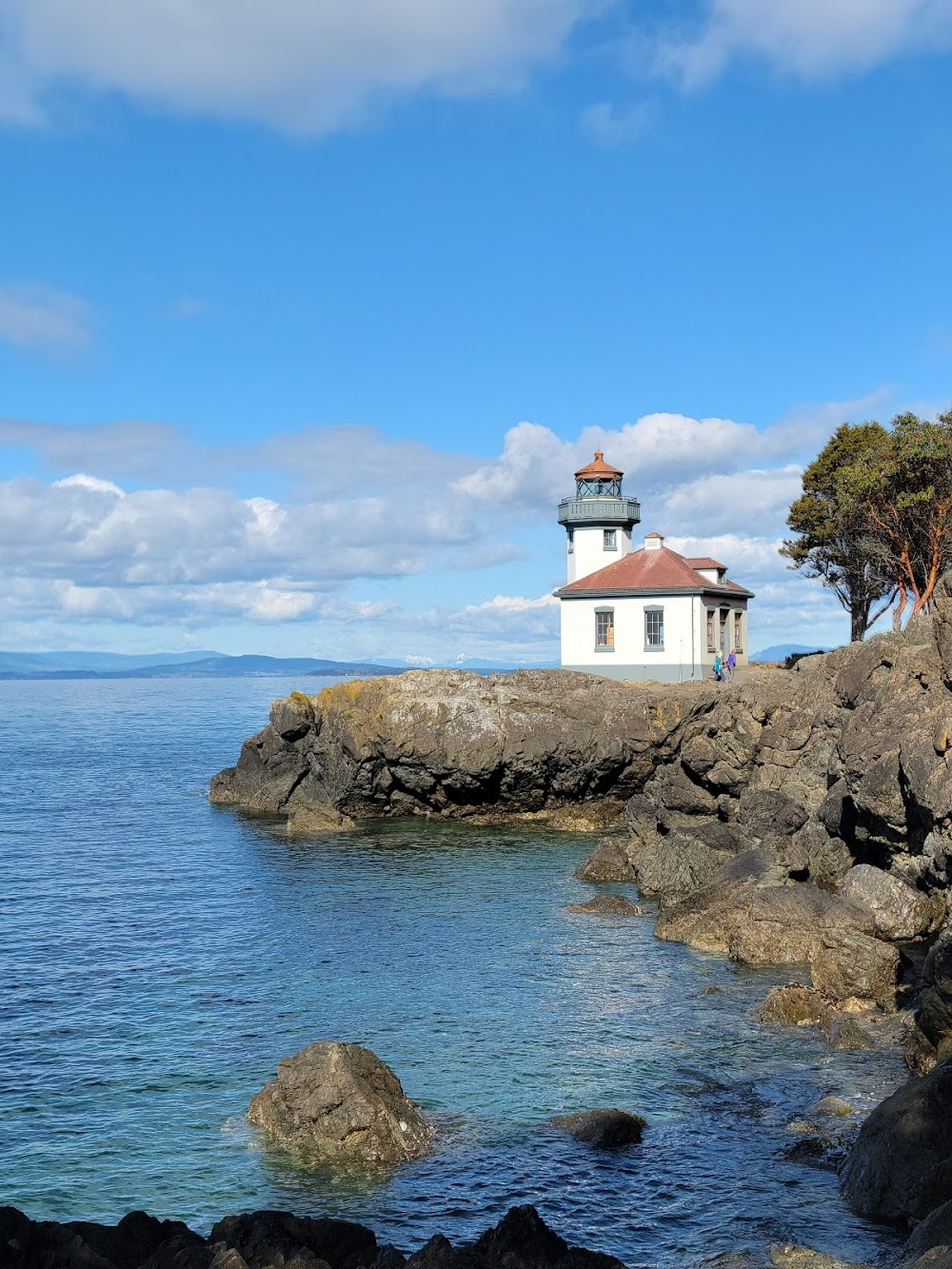 Free Willy 2: The Adventure Home : exterior shot of the lighthouse at sunset